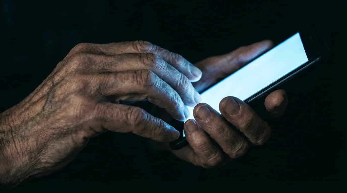 Tento večerní zlozvyk vypíná vaši imunitu rychleji než mráz. Většina seniorů ho dělá denně a netuší, jak si škodí