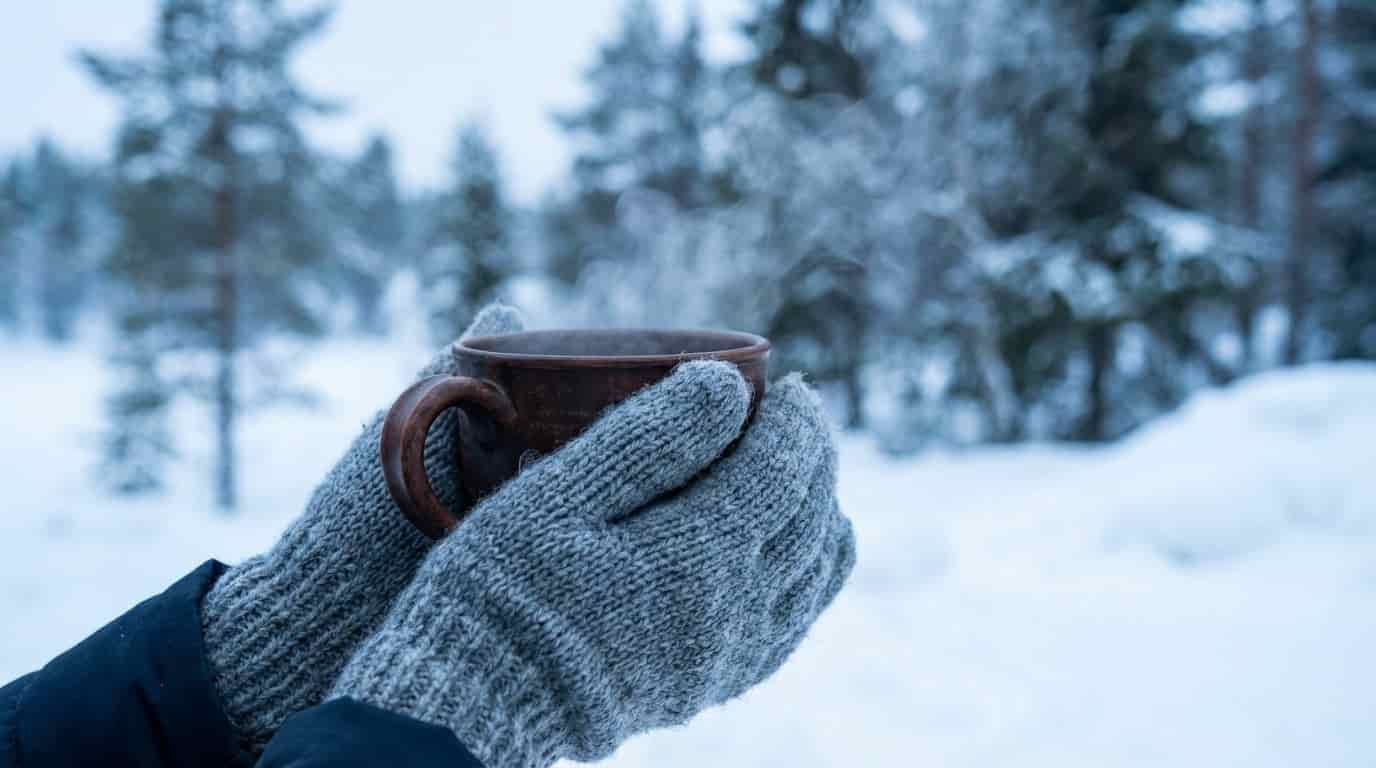 Zvyk, který nás má v mrazech zachránit. Ve skutečnosti je to nejrychlejší cesta, jak přijít o tělesné teplo